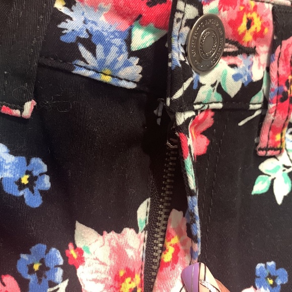 So Black Floral High Waist Cuffed Shorts - Picture 5 of 11